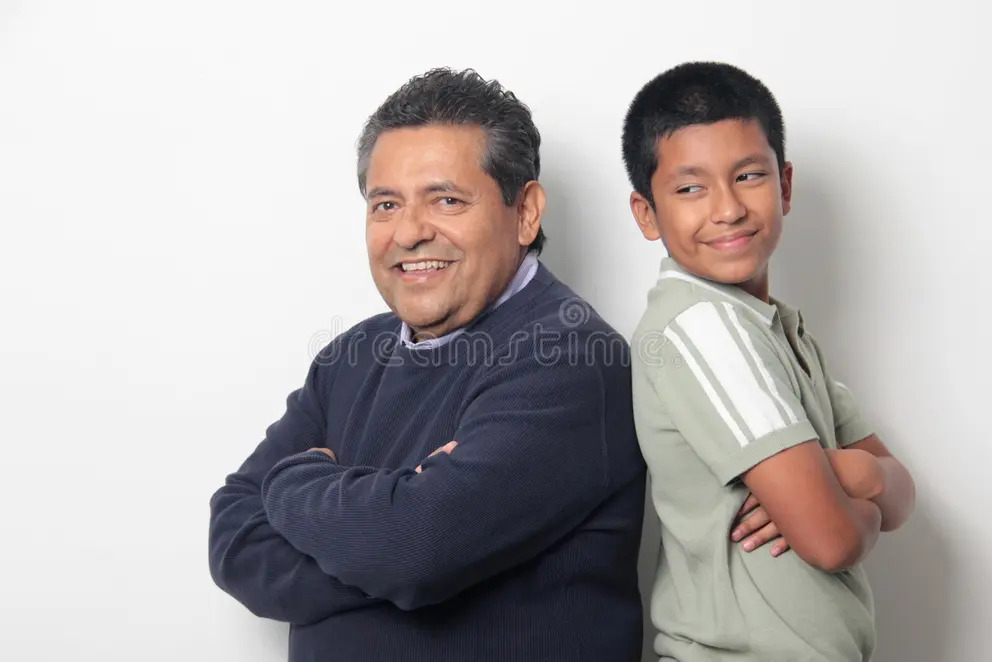 Francisco y su papá, espalda con espalda