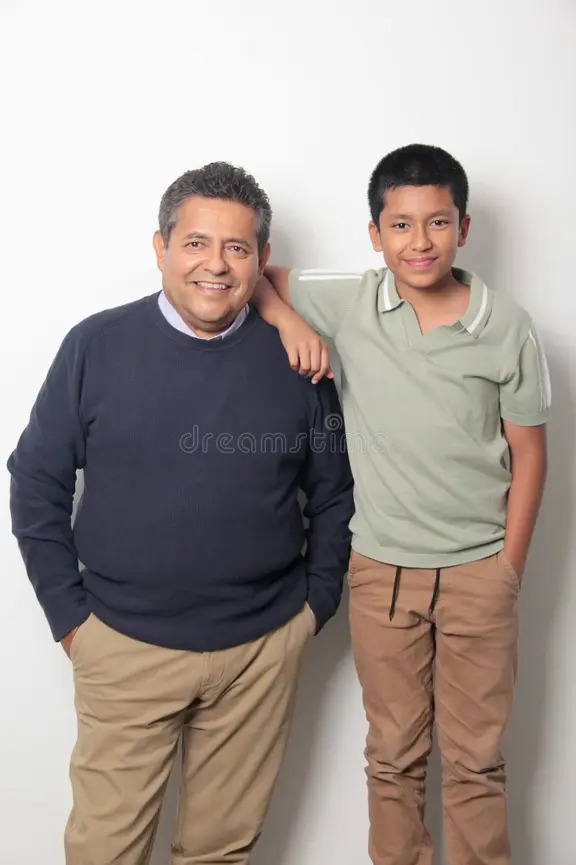 Francisco y su papá de pie