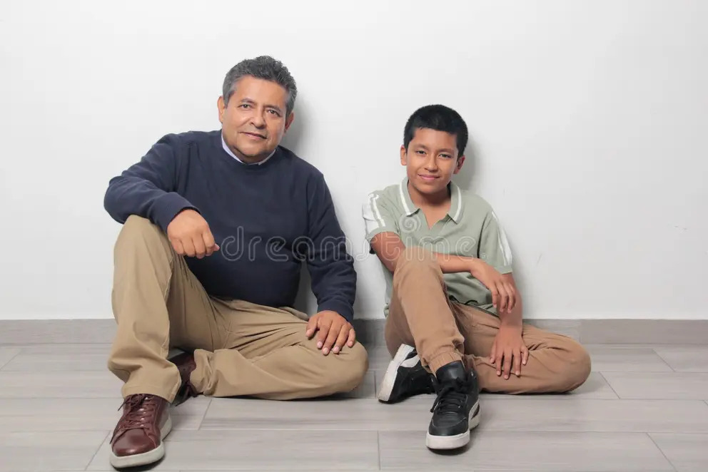 Francisco y su papá sentados